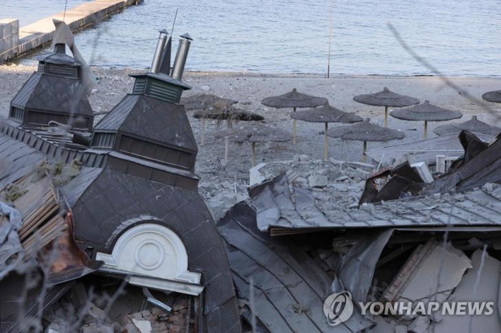 8일 러시아의 폭격으로 파괴된 오데사의 해변가 호텔[AFP 연합뉴스 자료사진]
