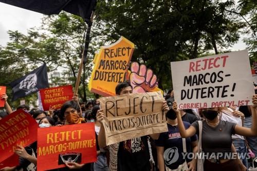 反 마르코스·두테르테 시위 나선 필리핀 대학생들 (마닐라 로이터=연합뉴스) 필리핀 대학생들과 활동가들이 10일 수도 마닐라에 위치한 선거관리위원회 밖에서 페르디난드 '봉봉' 마르코스 필리핀 대통령 후보(64)와 그의 러닝메이트인 사라 두테르테 부통령 후보(43)의 당선에 반대하는 시위를 벌이고 있다. 전날 실시된 대통령 선거에서 독재자 페르디난드 마르코스의 아들인 마르코스 후보는 레니 로브레도 후보(57)를 큰 차이로 누르고 당선됐다. 2022.5.10