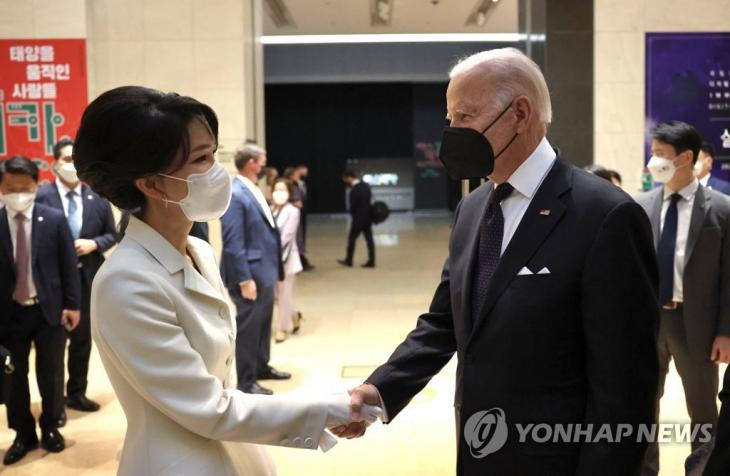 바이든 대통령과 악수하는 김건희 여사(서울=연합뉴스) 조 바이든 미국 대통령이 21일 오후 서울 용산 국립중앙박물관에서 열린 환영 만찬에 앞서 김건희 여사와 악수하고 있다. 2022.5.21 [대통령실 제공]