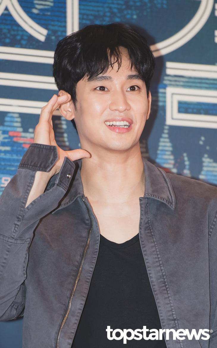 김수현, ‘볼 옆에 붙이는 게 볼하트 아닌가요?’…‘볼하트가 이런 거 였어?!’ (헤어질 결심 VIP시사회) / 서울, 최규석 기자