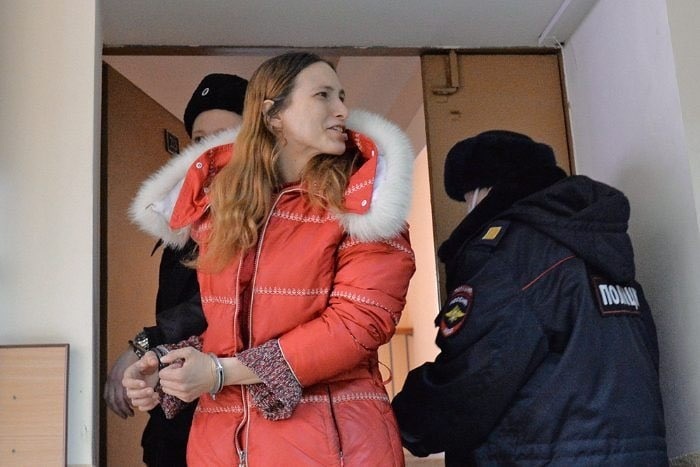 [서울=뉴시스] 러시아에서 가짜 뉴스 유포 혐의로 구금된 러시아 알렉산드라 스코칠렌코(31)의 모습. 스코칠렌코는 슈퍼마켓 가격표에 우크라이나 전쟁에 관한 '가짜 뉴스'를 유포한 혐의를 받고 있다. (출처 : 트위터 갈무리) 2022.04.14. 