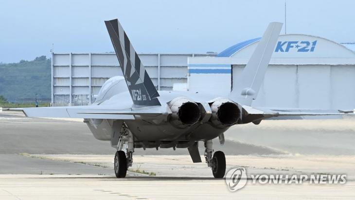한국항공우주산업이 KF­21 1호기를 생산 완료하고 지상 테스트를 시작한 지난 6일 테스트 파일럿이 Ramp Taxi를 하고 있다. 2022.7.8 [사진공동취재단] 