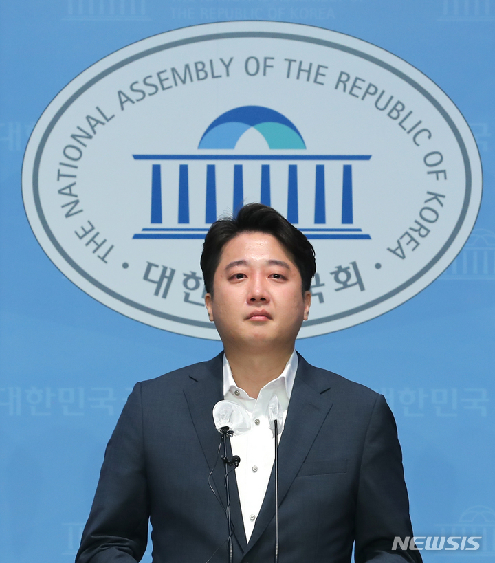 이준석 국민의힘 대표가 13일 오후 서울 여의도 국회 소통관에서 기자회견을 열고 발언하고 있다. 2022.08.13.