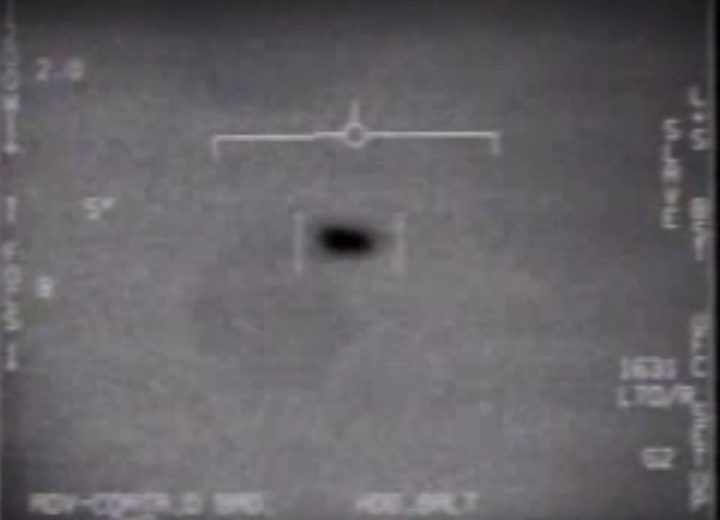 [서울=뉴시스] 지난 5월에 열린 미국 의회 청문회에서 공개된 미확인비행물체(UFO) 사진. 우크라이나 천문학자들이 키이우 상공에서도 수많은 UFO들이 관측됐다고 정식 논문을 통해 주장했다. (사진출처: 월스트리트 저널 영상 캡처) 2022.09.15.
