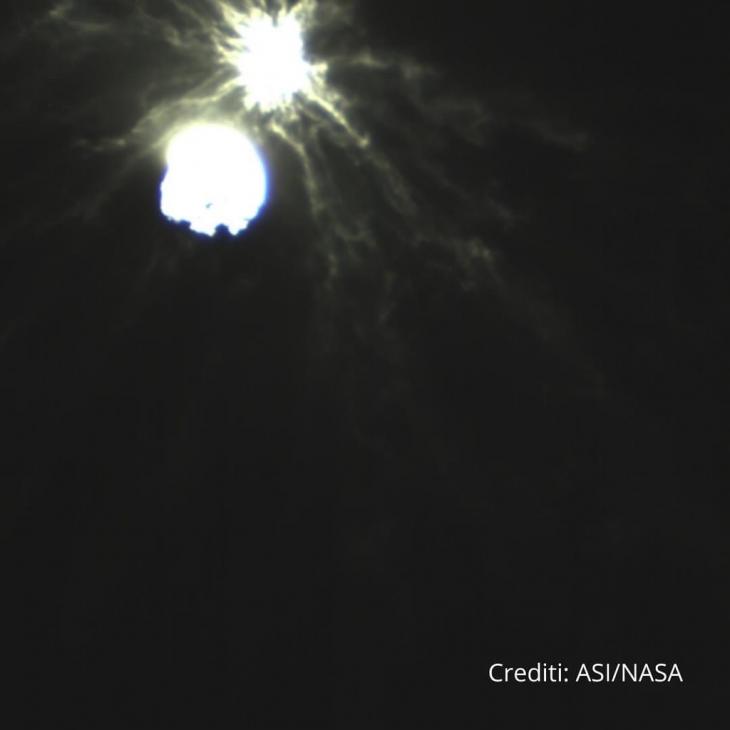 (사진 상단) 미국항공우주국(NASA) 우주선과 충돌한 소행성에서 분출하는 섬광[출처 ASI·NASA]