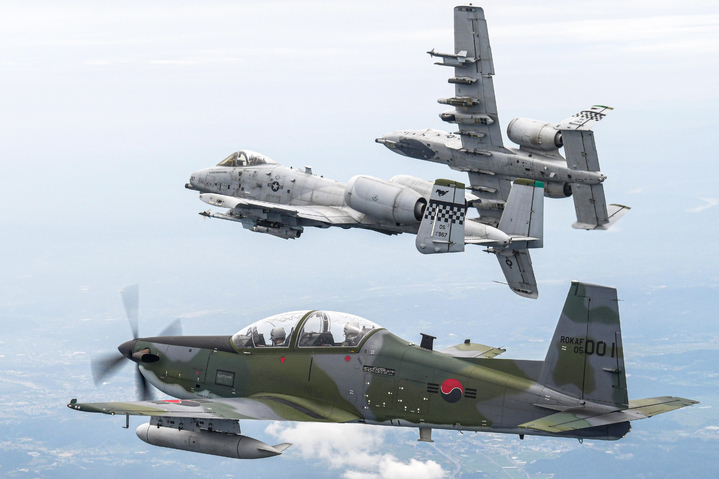 지난 11일부터 15일까지 한미 공군 연합작전 능력 향상을 위해 진행되는 쌍매훈련에서 한국 전투기 KA-1(가장 아래) 1대와 미국 전투기 A-10 2대가 연합 편대비행을 하고 있다. (사진=공군 제공) 2022.07.15. 