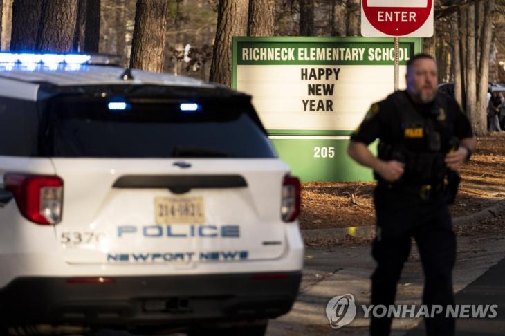 6세 학생에게 총을 맞은 애비게일 주어너 선생님의 쾌유를 비는 메시지가 학교 앞에 붙어 있다 [AP=연합뉴스]