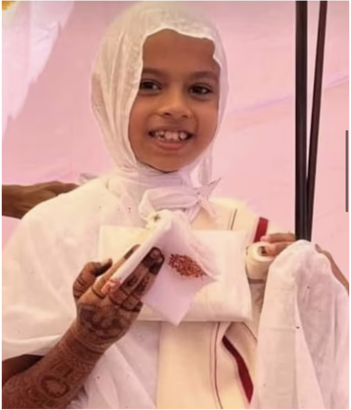 인도의 8세 소녀가 수백만 달러에 달하는 재산 상속을 포기하고 자이나교 승려가 되기로 결심했다고 18일(현지시간) 데일리 미러가 보도했다.  / 출처 : 데일리 메일 홈페이지 캡처 2023.01.19.