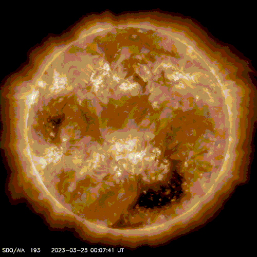 태양에서 지구 크기의 20배에 달하는 코로나 홀이 태양 관측용 위성 SDO에 의해 발견됐다. 사진은 28일(현지시간) 촬영된 태양의 모습. (사진출처 : NASA)
