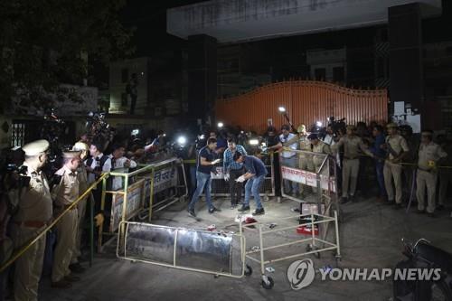 인도 프라야그라지의 아흐메드 전 의원 피격 장소에서 수사를 벌이는 경찰.[AP 연합뉴스 자료사진]