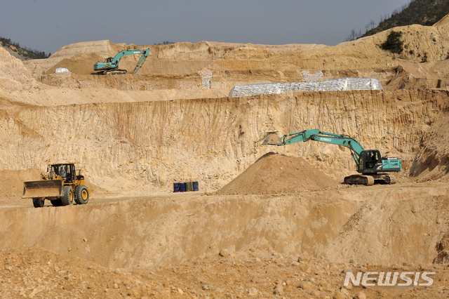 4일 중국 국가발전개혁위원회(NDRC)가 희토류 업계 전문가와 회의를 열고 수출 규제 방안을 논의했다. 지난 2010년 12월30일 중국 장시성 간현의 한 희토류 광산에서 채굴이 진행되고 있다. 2019. 06.05 / 뉴시스