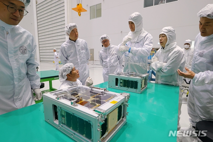 한국천문연구원 연구원들이 나로우주센터 위성보관동에 입고된 도요샛 위성에 대한 최종 점검 작업을 수행하고 있다. (사진=한국항공우주연구원 제공)