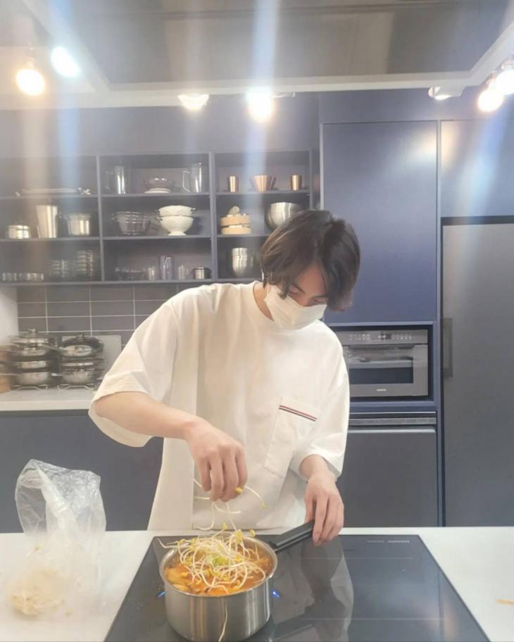 방탄소년단(BTS) 진이 일본 투표에서 '맛있는 손수 만든 요리를 대접해 줄 것 같은 K팝 남자 아이돌' 1위에 오르며 독보적인 인기를 입증했다.