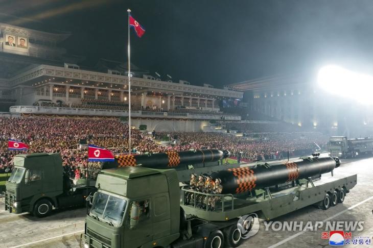 (평양 조선중앙통신=연합뉴스) 북한이 '전승절'(6ㆍ25전쟁 정전협정기념일) 70주년인 지난 27일 저녁 평양 김일성광장에서 열병식을 개최했다고 조선중앙통신이 28일 보도했다. 사진은 북한이 핵어뢰라고 주장하는 '해일'로 추정된다. 2023.7.28