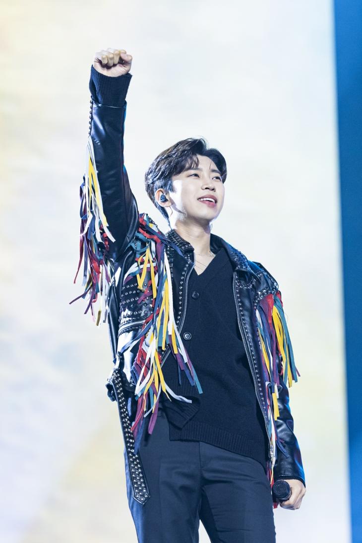 [팬튜브] 임영웅, 노래로 되돌아본 나의 젊은 청춘…"최고의 뮤지션 킹영웅으로 인해 우리 인생은 영웅길이고 우주길"