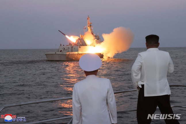 김정은 북한 국무위원장이 해군 함대를 방문해 미사일 발사 훈련을 참관하는 모습 / 뉴시스