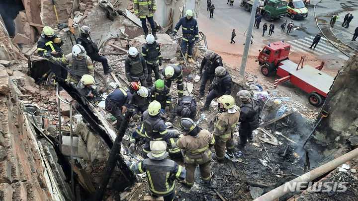 [하르키우=AP/뉴시스] 우크라이나 경찰 공보실이 제공한 사진에 6일(현지시각) 하르키우주에서 우크라이나 소방관들이 러시아 로켓 공격으로 파괴된 건물 잔해 속 희생자를 찾고 있다. 2023.10.06.