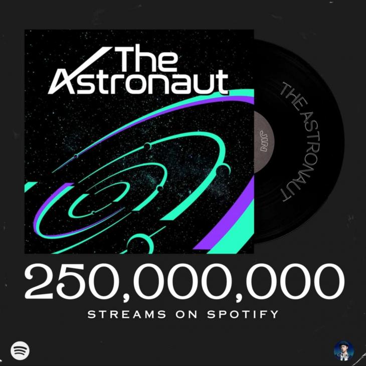 방탄소년단(BTS) 진의 솔로곡 '디 애스트로넛'(The Astronaut)'이 세계 최대 음원 플랫폼 스포티파이(Spotify)에서 2억 5000만 스트리밍을 돌파