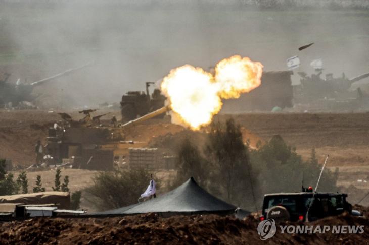 (이스라엘-가자지구 국경 AFP=연합뉴스) 이스라엘군 M109 155mm 자주포가 12일(현지시간) 남부의 가자지구 국경 인근에서 포탄을 발사하고 있다. 이스라엘은 팔레스타인 무장 정파 하마스가 통치하는 가자지구에 연일 보복 공습을 퍼붓고 있다. 2023.10.13