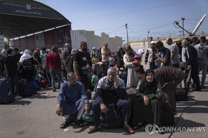 잠긴 라파 통행로 앞에 모여든 팔레스타인 주민[AP 연합뉴스 자료사진]
