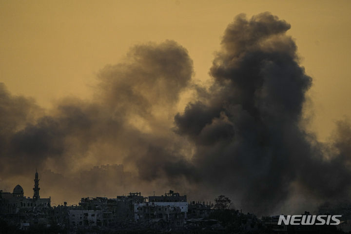 [가자지구=AP/뉴시스] 이스라엘 방위군(IDF)이 17일(현지 시간) 오전 레바논 무장정파 헤즈볼라의 '테러' 목표물을 공격하고 있다고 CNN, AFP통신이 보도했다. 사진은 15일 이스라엘의 공습으로 가자지구에서 폭발이 일어난 모습. 2023.10.17.