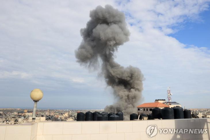 17일(현지시간) 가자지구 남부에서 이스라엘 공습을 받은 지역에 연기가 피어오르고 있다.[AFP=연합뉴스]