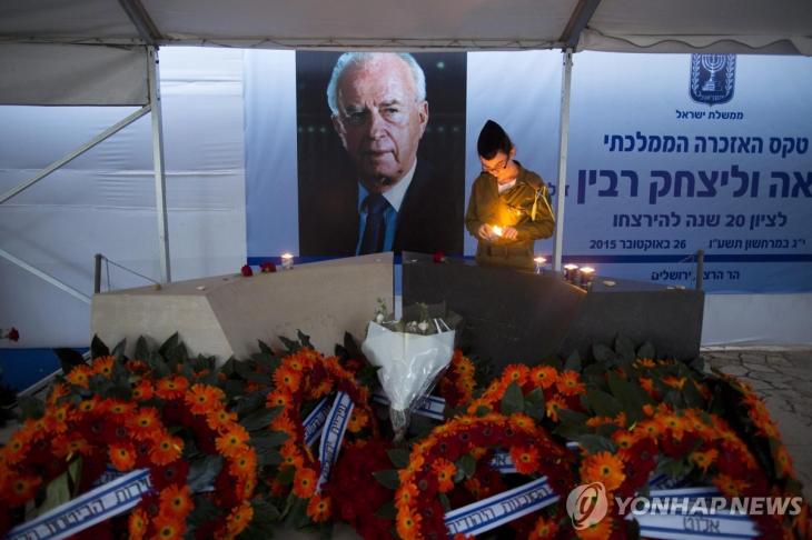 오슬로 협정 체결후 유대 민족주의자에 암살된 이츠하크 라빈 이스라엘 총리를 기리는 화환들[EPA 연합뉴스자료사진]