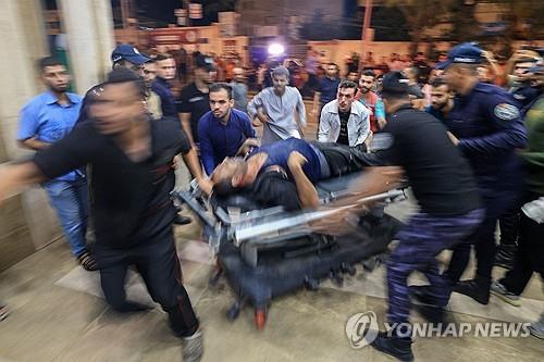 이스라엘군 공습으로 부상한 가자지구 주민[AFP 연합뉴스]