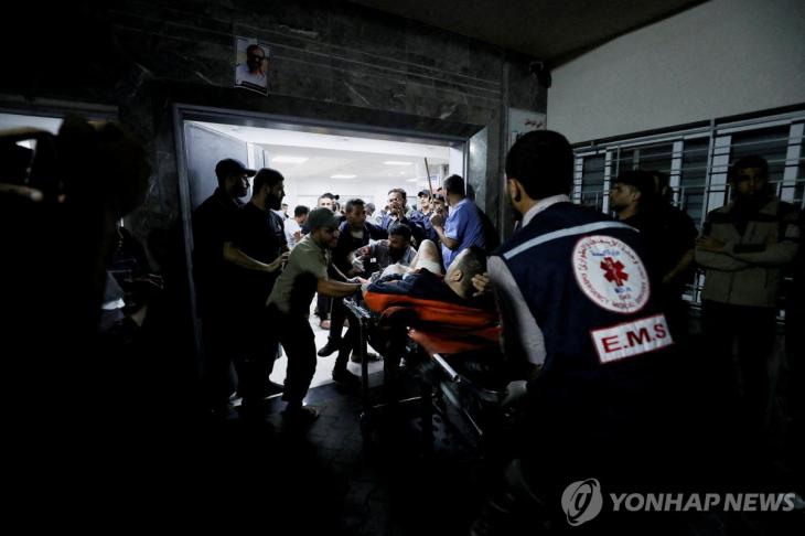 [로이터=연합뉴스] 지난 17일(현지시간) 하마스가 통치하는 가자지구 보건부에 따르면 이날 오후 가자시티의 알아흘리 아랍 병원이 이스라엘군의 공습을 받아 최소 500명이 숨졌다.
