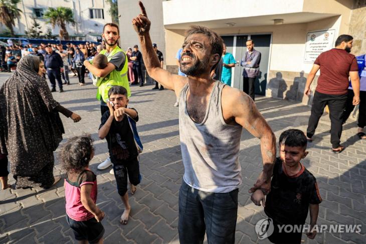 병원 앞에서 분노 표시하는 팔레스타인인들 [AFP=연합뉴스]