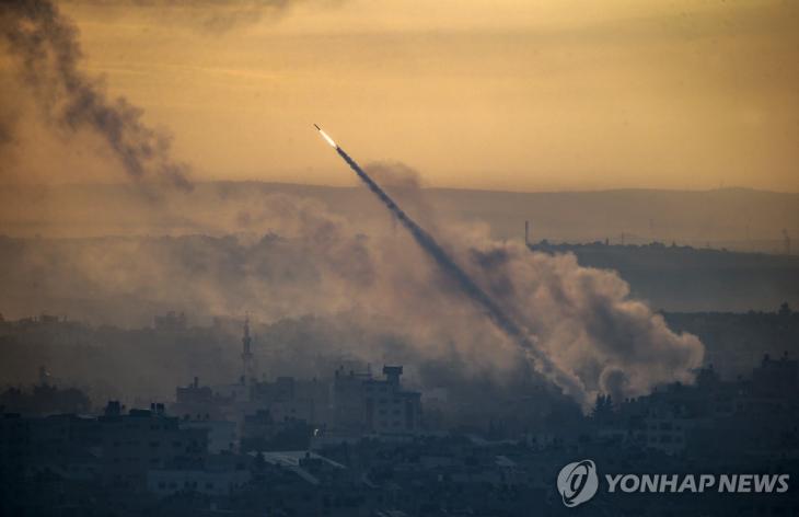 10월 7일 이스라엘을 기습공격한 하마스가 가자지구에서 쏘아 올리는 로켓[EPA 연합뉴스 자료사진]