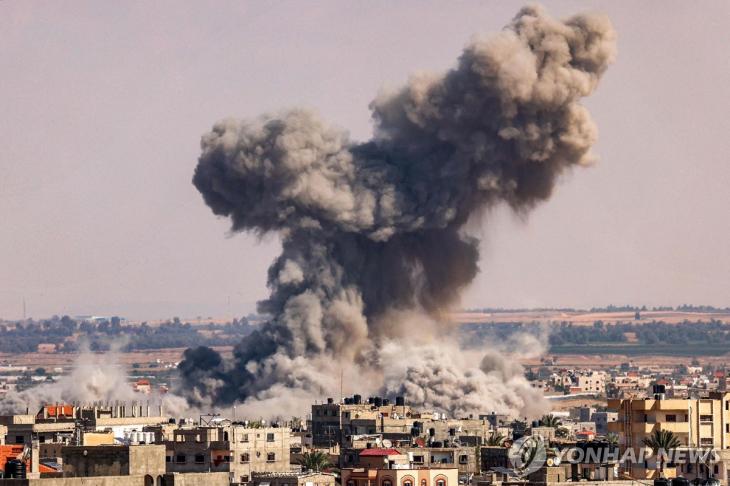 이스라엘이 19일(현지시간) 가자지구 남부 라파 지역을 공습하는 모습[AFP=연합뉴스]