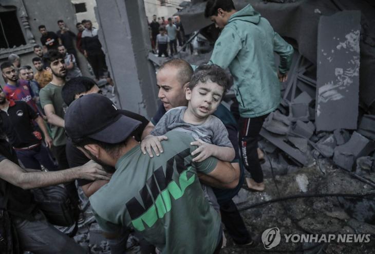 가자지구 공습 현장에서 구출된 어린이[EPA 연합뉴스 자료 사진]
