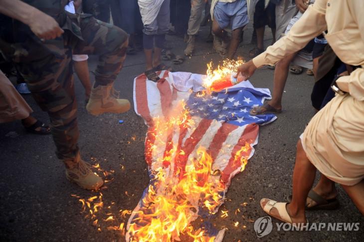 미국 국기 짓밟고 불태우는 친이란 예멘 시위대[EPA 연합뉴스 자료사진]