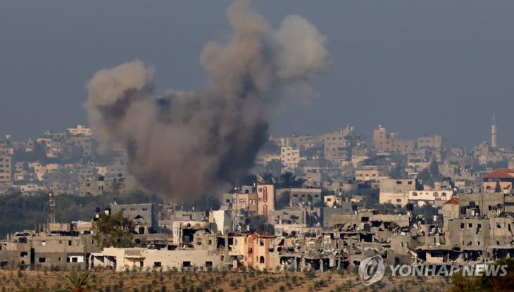 (스데로트[이스라엘] EPA=연합뉴스) 20일(현지시간) 아침 이스라엘군의 공습을 당한 팔레스타인 가자지구 북부에서 시커먼 연기가 하늘로 치솟고 있다. 이스라엘 국방부와 팔레스타인 보건부에 따르면 지난 7일 하마스의 기습 공격 이후 지금까지 2주 동안 이스라엘인은 1천400여 명, 팔레스타인 가자지구 주민 3천700여 명이 사망했다. 2023.10.20