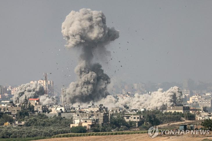 (스데로트[이스라엘] AFP=연합뉴스) 이스라엘 남부 스데로트에서 23일(현지시간) 촬영한 가자지구 북부의 모습. 이스라엘군 공습 이후 연기가 치솟고 파편이 날리고 있다. 이스라엘과 팔레스타인 무장 정파 하마스 간 무력 충돌이 이어지면서 양측에서 6천500명 이상이 숨졌다. 2023.10.24