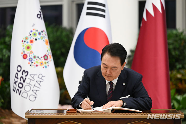 [도하=뉴시스] 카타르를 국빈 방문한 윤석열 대통령이 24일(현지시간) 도하 알 비다 공원에서 열린 국제원예박람회에 도착, 방명록을 작성하고 있다. (공동취재) 2023.10.25.