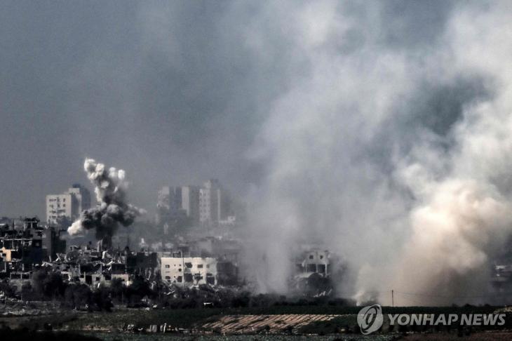 이스라엘군의 공습 이후 북부 가자지구에서 연기가 피어오르는 모습 [AFP=연합뉴스]