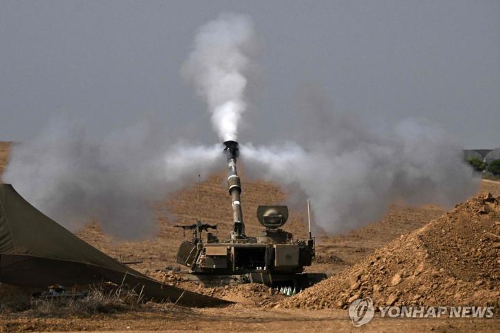이스라엘군이 가자지구를 향해 포격하는 모습 [AFP=연합뉴스]