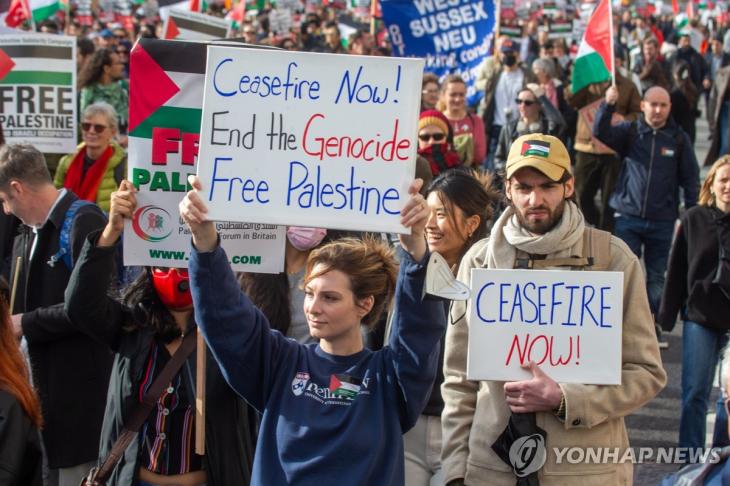 런던에서 열린 팔레스타인 지지 시위[EPA=연합뉴스] 28일(현지시간) 영국 런던에서 팔레스타인 지지 시위대가 시위를 벌이고 있다. 2023.10.29