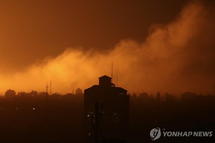 30일(현지시간) 팔레스타인 가자지구 북부에서 이스라엘 공습에 연기가 피어오르는 모습[AP=연합뉴스]