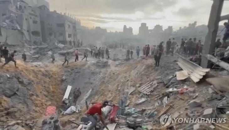 (가자지구[팔레스타인] AFP=연합뉴스) 가자지구 지상전에 나선 이스라엘군이 31일(현지시간) 라발리아 난민촌을 공습해 다수의 사상자가 발생했다. 폭발로 생긴 거대한 구덩이에서 팔레스타인인들이 생존자를 찾고 있다. 2023. 10. 31