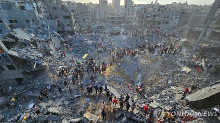 (자발리아 로이터=연합뉴스) 지난달 31일(현지시간) 이스라엘이 가자지구 자발리아 난민촌에 대규모 공습을 가한 뒤 주민들이 수색 작업을 벌이고 있다. 팔레스타인 무장 정파 하마스 내무부는 이번 공습으로 자발리아에서만 400명의 사상자가 발생했다고 주장했다. 2023.11.01
