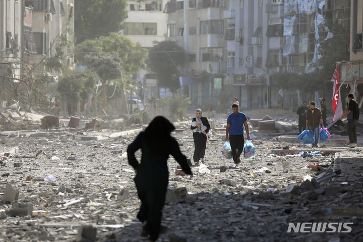 [가자지구=AP/뉴시스] 30일(현지시각) 이스라엘의 공습을 받은 가자지구 주민들이 집을 떠나 대피하고 있다. 2023.10.31.