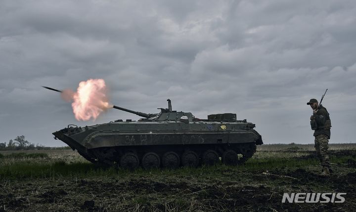 [아우디이우카=AP/뉴시스] 우크라이나는 5일(현지시간) 러시아군 사상자가 하루 사이 990명 늘어 총 30만5090명이 됐다고 추산했다. 지난 4월 사진에서 우크라이나군이 도네츠크주 아우디이우카 인근에서 러시아군 진지를 향해 발포하고 있다. 2023.11.06.