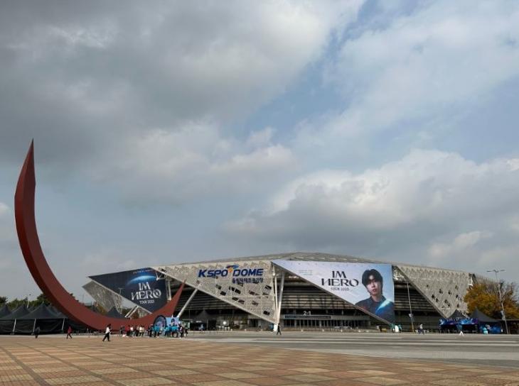 서울 '우주탐험 일기' 임영웅, 폼 나는 콘서트에서 히어로 손 터치해 어깨 으쓱한 '귀염 뽀짝 영시'