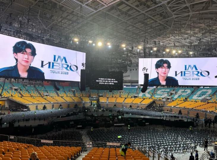 서울 '우주탐험 일기' 임영웅, 폼 나는 콘서트에서 히어로 손 터치로 축복받은 '귀염 뽀짝 영시'