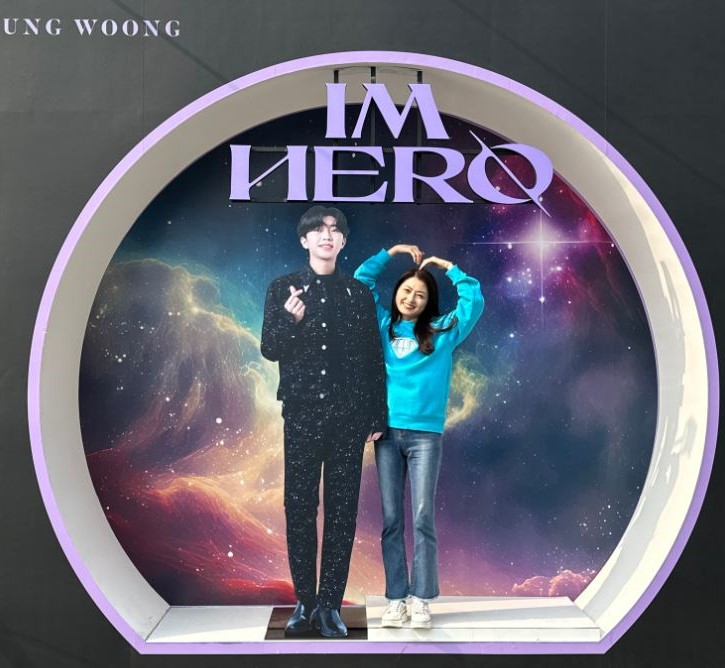 서울 '우주탐험 일기' 임영웅, 폼 나는 콘서트에서 히어로 손 터치로 축복받은 '귀염 뽀짝 영시'