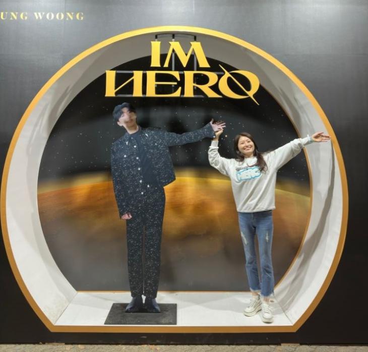 서울 '우주탐험 일기' 임영웅, 폼 나는 콘서트에서 히어로 손 터치로 축복받은 '귀염 뽀짝 영시'