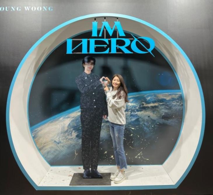 서울 '우주탐험 일기' 임영웅, 폼 나는 콘서트에서 히어로 손 터치로 축복받은 '귀염 뽀짝 영시'